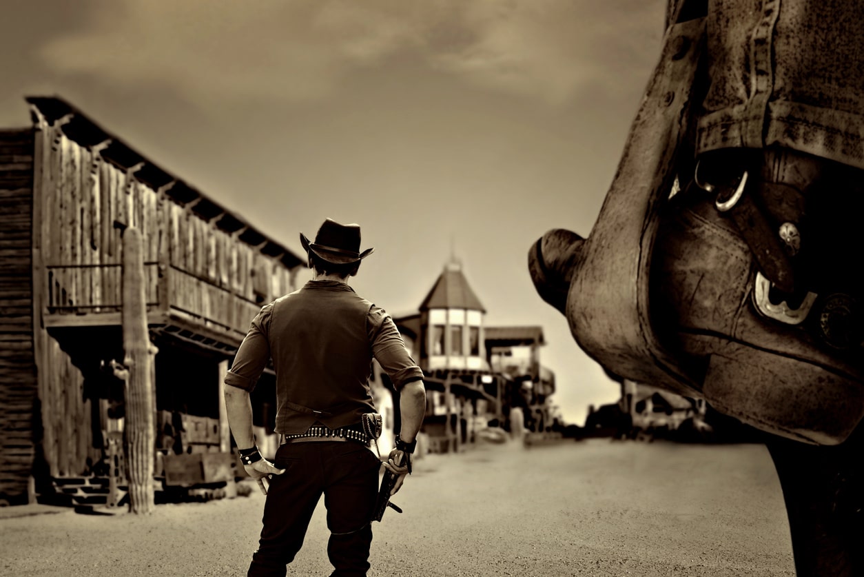 Deux cowboys dans une rue déserte, prêts pour un duel façon Western, ambiance 100% immersive.