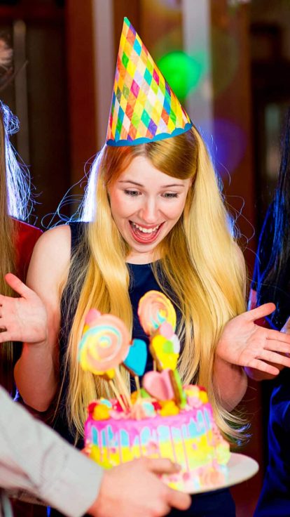 Anniversaire unique : gâteau, cadeaux et ambiance festive, parfait chez Laeris de 2 à 9 joueurs.