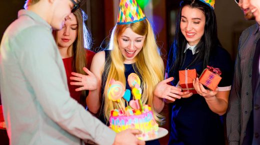 Anniversaire unique : gâteau, cadeaux et ambiance festive, parfait chez Laeris de 2 à 9 joueurs.