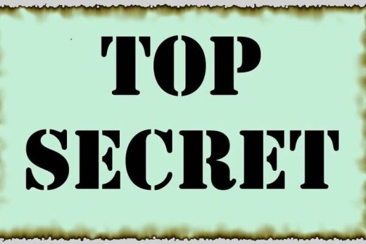 Enseigne "TOP SECRET" sur fond clair, bords brûlés, expérience immersive signée Laeris Escape Game Toulon.