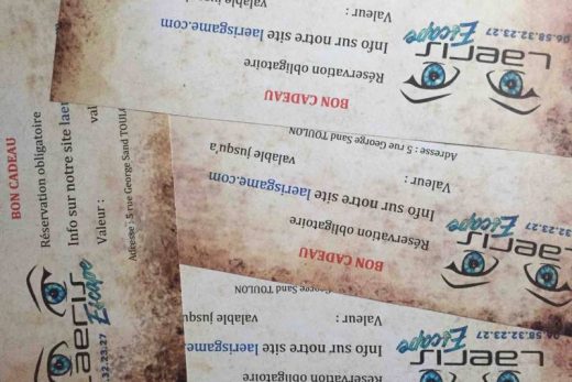 Cartes cadeau Laser Eclair superposées, logo œil bleu, infos en français, ambiance immersive Toulon.