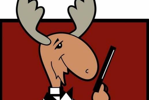 Moose cartoon chic en smoking, objet noir à la main, fond rouge vif, ambiance intrigante.