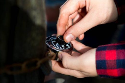 Participant tourne le cadenas d'une chaîne lors d'un de nos escapes Laeris 100% faits maison à Toulon.