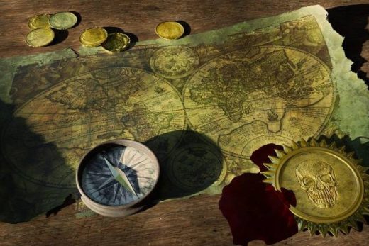 Carte au trésor, boussole et pièces d'or, ambiance escape game Laeris, Toulon.