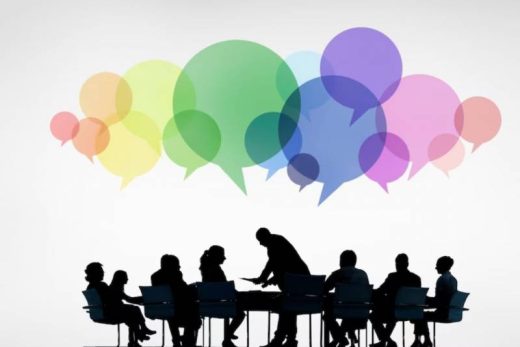 Groupe silhouette réuni autour d'une table, bulles colorées illustrant échanges et réflexion créative.