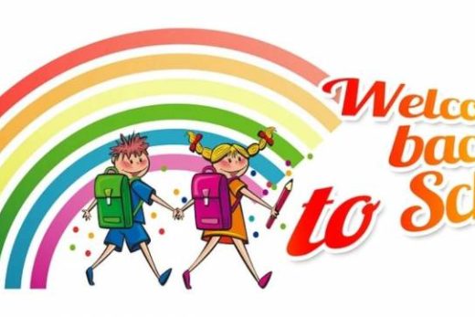Un arc-en-ciel surplombe deux enfants portant leur sac à dos. "Welcome back to School" (Bienvenue à l'école) est inscrit en caractères gras rouges et jaunes.
