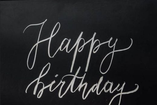 Écriture blanche sur fond noir : "Joyeux anniversaire", ambiance escape game Toulon, anniversaire, 7j/7.