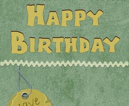 Carte d'anniversaire verte texturée, "Joyeux anniversaire" jaune, étiquette ronde au bas de la carte indiquant "Amusez-vous bien".