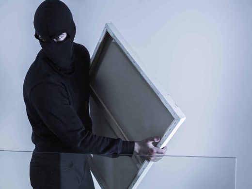 Personne cagoulée retire une toile, ambiance escape game immersive façon Laeris Toulon depuis 2016.