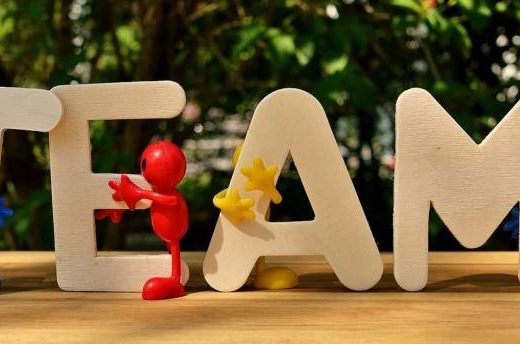 Quatre figurines tiennent "TEAM", ambiance team building escape game Laeris dans le Var, 7j/7.