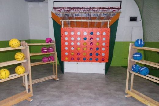 Arcade de basket intérieur : cible à trous, paniers filet, ballons colorés. Jouez entre amis à Toulon !.