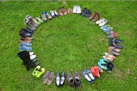 Diverses chaussures forment un cercle sur l'herbe, prêtes pour une aventure unique et immersive.