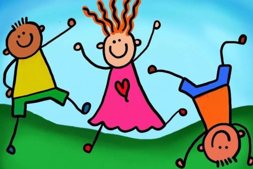 Trois enfants joyeux jouent dehors sur l'herbe sous un ciel bleu, deux debout, un la tête en bas.