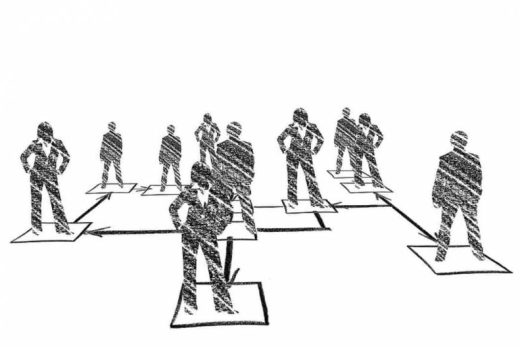 Dessin de personnes sur des cases liées, symbolisant le travail d'équipe et les scénarios variés.