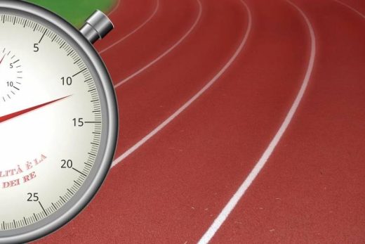 Une montre chronomètre couvre en partie la piste rouge, marquages blancs. Idéal pour team building.