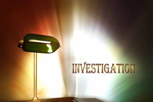 Lampe verte, papiers et "INVESTIGATION" écrit en grand, ambiance escape game immersive.