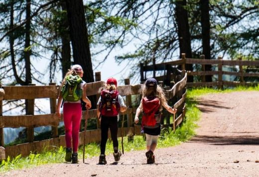 Jeux&#x20;sportifs&#x20;d&amp;&#x23;8217&#x3B;&#x00E9;quipe&#x20;pour&#x20;amuser&#x20;les&#x20;enfants&#x20;en&#x20;colonie&#x20;de&#x20;vacances&#x20;&#x00E0;&#x20;Toulon&#x20;dans&#x20;le&#x20;Var