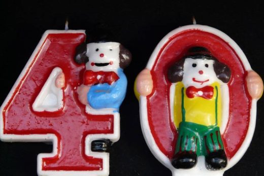 Bougies d'anniversaire 40 ans avec clowns, sur fond noir, ambiance festive et familiale Laeris Escape Game.