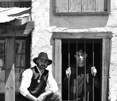 Sheriff et prisonnier dans un décor western, expérience immersive façon escape game Laeris Toulon.
