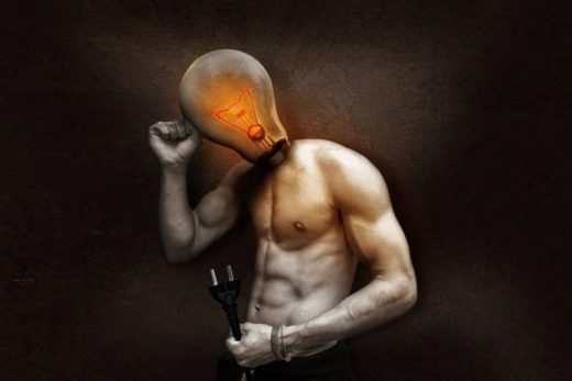 Torse nu, tête ampoule lumineuse, câble débranché en main, fond sombre.
