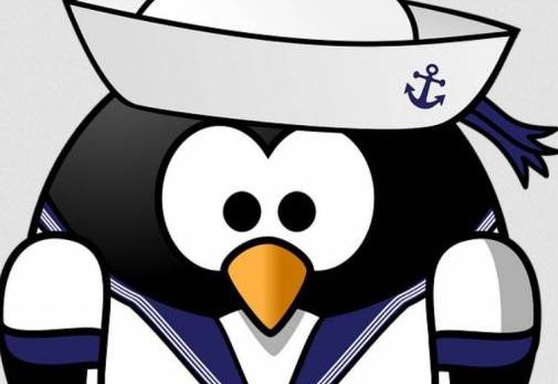 Penguin cartoon en tenue de marin, chapeau blanc à ancre bleue, uniforme et cravate.