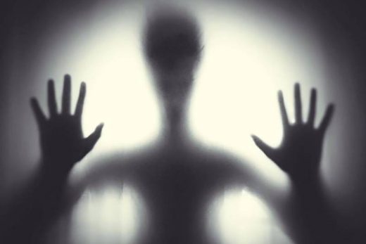 Silhouette floue contre une vitre givrée, ambiance mystérieuse escape game Laeris Toulon.