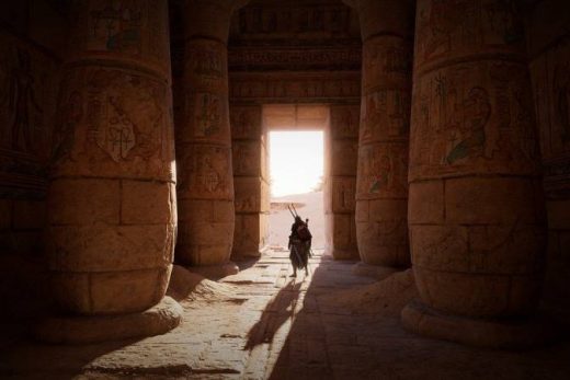 Cavalier entrant dans un temple égyptien ancien, colonnes massives et lumière filtrant l'entrée.