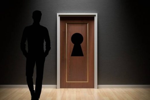 Silhouette près d'une porte fermée, symbole de serrure géante, ambiance escape game immersive et mystérieuse.