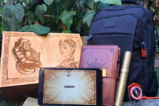 Objets d'escape game Laeris posés dehors, tablette "DEMARRER", boussole, ambiance aventure Toulon.