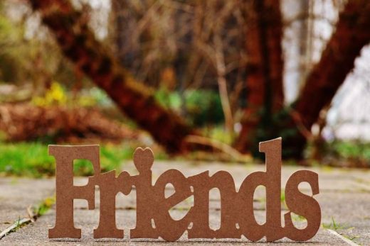 Lettrage "Friends" en carton sur pierre, nature floue derrière, ambiance Laeris escape game Toulon.