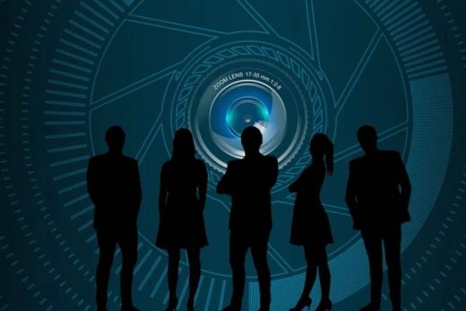 Silhouettes devant un objectif stylisé sur fond bleu digital, ambiance escape game immersive.
