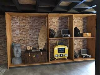 Objets originaux et déco rétro sur étagères, ambiance escape game unique à Toulon.