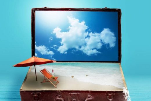 Valise ouverte révélant plage miniature, chaise longue, parasol et ciel ; l'eau s'invite tout autour.