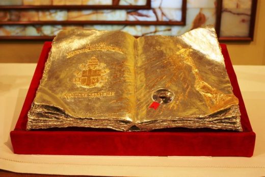Livre doré ouvert sur velours rouge, flèche et objet sous verre. 5 scénarios immersifs à Toulon.