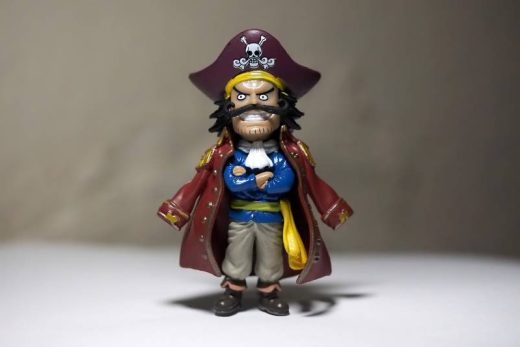 Petit pirate bras croisés, grand chapeau, manteau rouge, fond neutre-original et immersif.