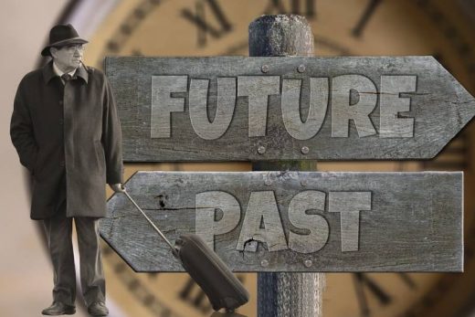 Homme âgé avec valise, près de panneaux "Future"/"Past" ; grande horloge en arrière-plan.