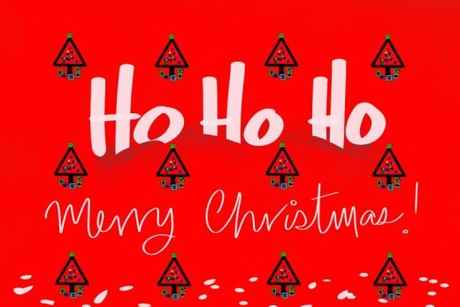 Fond rouge, "Ho Ho Ho" et "Merry Christmas !" blancs, sapins verts et neige en bas.