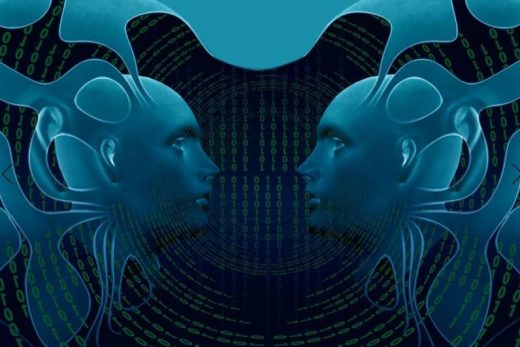 Deux visages bleus stylisés se font face, entourés de codes binaires dans une ambiance immersive et numérique.