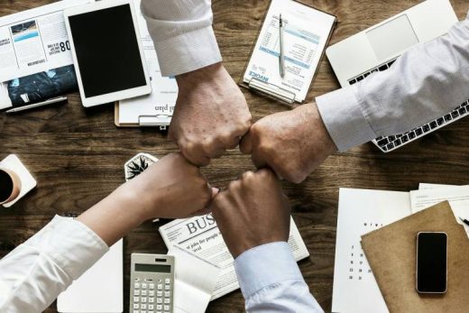 Quatre joueurs réunis, poings liés, autour d'une table équipée pour relever tous les défis Laeris.