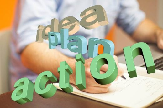 Un joueur écrit "idée, plan, action" sur un carnet ; lettres 3D. Esprit escape game Toulon.