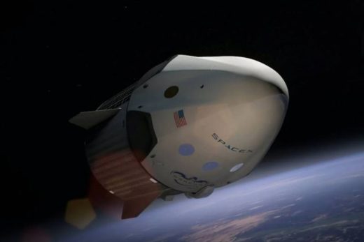 Un vaisseau SpaceX flotte au-dessus de la Terre, logo visible, drapeau américain sur la coque.