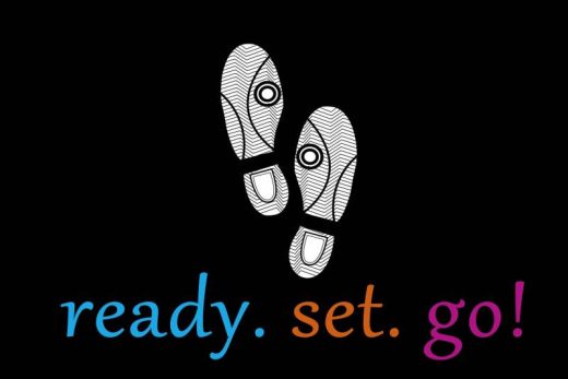 Deux empreintes blanches sur "ready. set. go !" coloré sur fond noir, ambiance escape game Laeris.