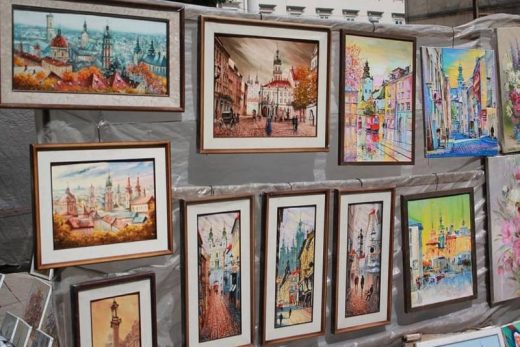 Tableau urbain exposé en plein air, scènes variées, différents styles, stand de rue à Toulon.