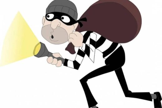 Cambrioleur masqué, sac sur l'épaule et lampe torche, façon escape game Laeris à Toulon.