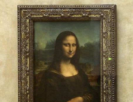 Portrait de femme souriante aux cheveux noirs, cadre paysage, accroché sur un mur beige élégant.