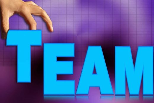 Main tendue vers "TEAM" bleu, sur fond violet quadrillé. Jouez de 2 à 9, équipe soudée à Toulon !.