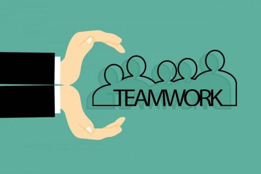 Deux mains encadrant quatre personnes, "TEAMWORK" en lettres épaisses sur fond vert, esprit cohésion.
