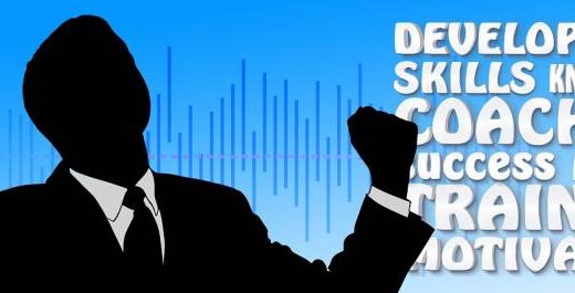 Silhouette en costume levant les poings, mots coaching, motivation et savoir sur fond bleu.