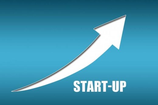 Grande flèche blanche vers le haut, "START-UP", fond bleu, symbole de croissance et réussite entrepreneuriale.