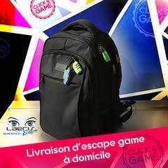 Sac à dos noir avec porte-clés, fond coloré. "Escape game livré chez vous dans le Var - Laeris Toulon.
